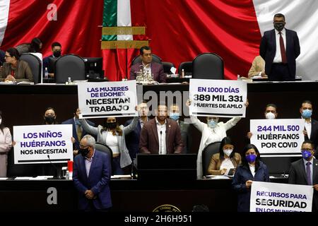 Non exclusif : les législateurs du parti action nationale protestent contre le président mexicain Andres Manuel Lopez Obrador pendant leur intervention Banque D'Images