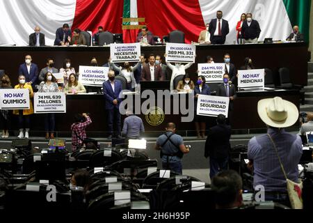 Non exclusif : les législateurs du parti action nationale protestent contre le président mexicain Andres Manuel Lopez Obrador pendant leur intervention Banque D'Images