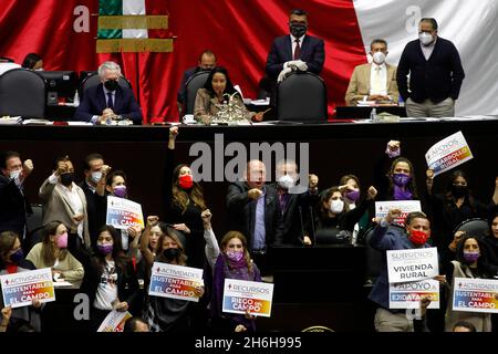 Non exclusif : les législateurs du parti action nationale protestent contre le président mexicain Andres Manuel Lopez Obrador pendant leur intervention Banque D'Images