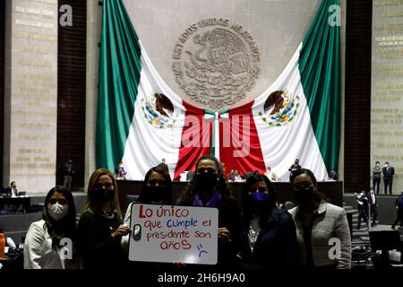 Non exclusif : les législateurs du parti action nationale protestent contre le président mexicain Andres Manuel Lopez Obrador pendant leur intervention Banque D'Images