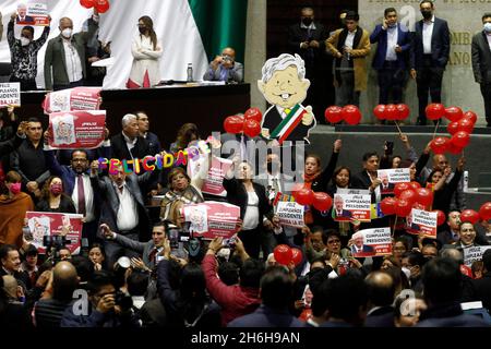 Non exclusif : les législateurs du parti action nationale protestent contre le président mexicain Andres Manuel Lopez Obrador pendant leur intervention Banque D'Images