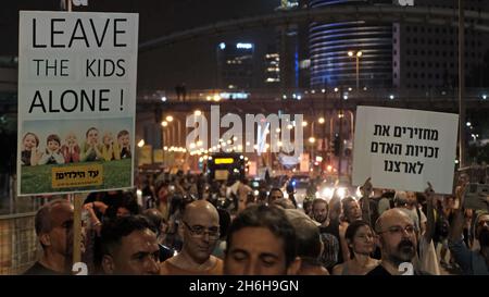 Un manifestant israélien anti-vax tient un panneau qui indique « laisser les enfants seuls » lors d'une manifestation contre la vaccination forcée contre Covid et les règles du Green Pass le 13 novembre 2021 à tel-Aviv, Israël.Un panel d’experts médicaux du ministère de la Santé israélien a récemment voté en faveur d’un vaccin contre le COVID pour les enfants dans un scrutin secret. Banque D'Images