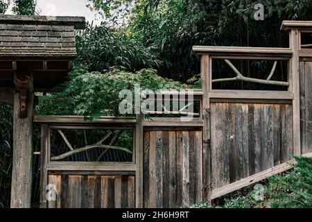 Image d'une clôture en bois dans le jardin japonais de Maymont Estate, Richmond, Virginie. Banque D'Images