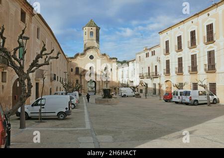 Le monastère de Santa María de Santas Cruces est situé dans la zone municipale d'Aiguamurcia, sur la commune de Santes Creus, dans la province de Tarragone, Banque D'Images