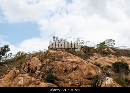 Townsville, Queensland, Australie - novembre 2021 : les touristes regardent depuis le sommet de Castle Hill jusqu'à la vue sur la ville Banque D'Images