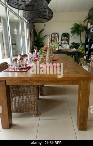 Townsville, Queensland, Australie - novembre 2021 : une table en bois mise en place pour Noël dans un magasin de décoration Banque D'Images