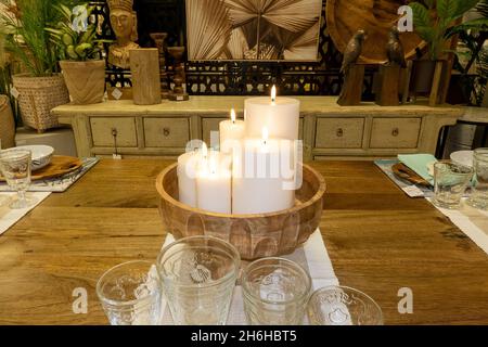 Townsville, Queensland, Australie - novembre 2021 : un groupe de bougies dans un bol en bois placé comme pièce centrale de table dans un magasin de décoration intérieure Banque D'Images