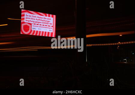 Dresde, Allemagne.16 novembre 2021.Les voitures sont passées devant un mur à DEL annonçant le coup de rappel Covid-19 le matin.Credit: Robert Michael/dpa-Zentralbild/dpa/Alay Live News Banque D'Images