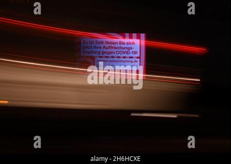 Dresde, Allemagne.16 novembre 2021.Les voitures sont passées devant un mur à DEL annonçant le coup de rappel Covid-19 le matin.Credit: Robert Michael/dpa-Zentralbild/dpa/Alay Live News Banque D'Images