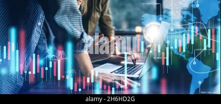 Groupe de gens d'affaires travaillant au bureau moderne.graphique et indicateur de prix technique, graphique de chandelier rouge et bleu et écran d'ordinateur de bourse Banque D'Images