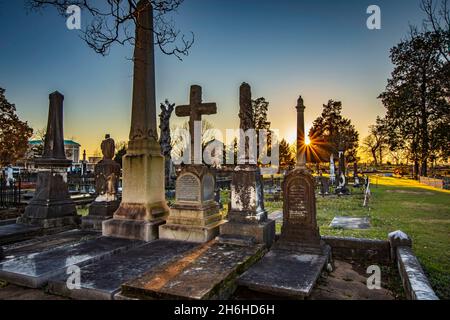 Montgomery, Alabama, USA-3 mars 2021 : vieux graviers ornés dans le cimetière historique d'Oakwood, établi en 1818.Beaucoup de soldats et de peopl proéminent Banque D'Images