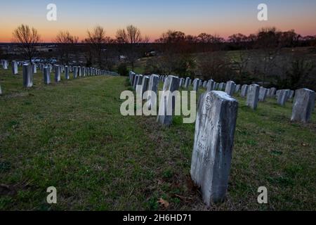 Montgomery, Alabama, USA-3 mars 2021: Rangées et rangées de tombes confédérées dans le vieux cimetière historique d'Oakwood établi en 1818.Beaucoup de soldats et pr Banque D'Images