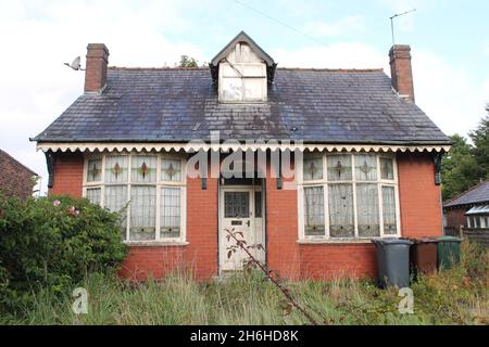 Bungalow en panne qui a besoin d'être rénové.Concept de l'empeigne d'un seul étage pour fixateur à domicile Banque D'Images