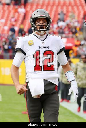 14 novembre 2021 ; Landover, MD USA ; le quarterback des Buccaneers de Tampa Bay Tom Brady (12) effectue son rituel de prépartie visant à captiver la foule avant un match de la NFL à F Banque D'Images