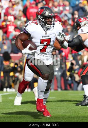 14 novembre 2021 ; Landover, MD USA ; Tampa Bay Buccaneers qui a fait marche arrière Leonard Fournette (7) court pour le yardage lors d'un match NFL à FedEx Field.Le Washi Banque D'Images