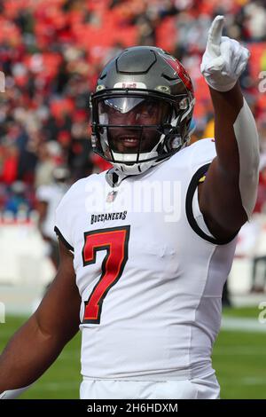 14 novembre 2021 ; Landover, MD USA ; Tampa Bay Buccaneers qui a fait marche arrière Leonard Fournette (7) reconnaît certains fans avant un match de la NFL à FedEx Field.Le Banque D'Images