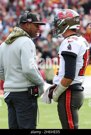 14 novembre 2021 ; Landover, MD USA ; Byron Leftwich, coordinateur de l'offensive des Tampa Bay Buccaneers, discute avec Tom Brady (12) lors d'un match de la NFL à Banque D'Images