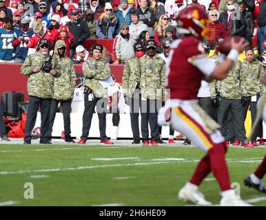 14 novembre 2021 ; Landover, MD USA ; Bruce Arians, entraîneur-chef des Tampa Bay Buccaneers, regarde tandis que Taylor Heinicke (4), le quarterback de l'équipe de football de Washington Banque D'Images