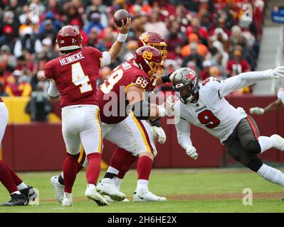 14 novembre 2021 ; Landover, MD USA ; le quarterback de l'équipe de football de Washington Taylor Heinicke (4) jette un col tandis que les Tampa Bay Buccaneers sortent du linebacker Banque D'Images