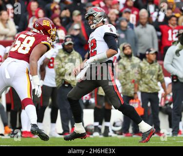 14 novembre 2021 ; Landover, MD USA ; le quarterback des Buccaneers de Tampa Bay Tom Brady (12) a quelques mots avec l'équipe de football de Washington défensif fin Shaka Tone Banque D'Images