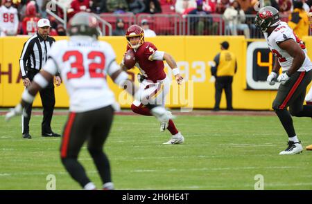 14 novembre 2021 ; Landover, MD USA ; le quarterback de l'équipe de football de Washington Taylor Heinicke (4) s'embue à l'extérieur de la poche lors d'un match NFL chez FedEx Banque D'Images