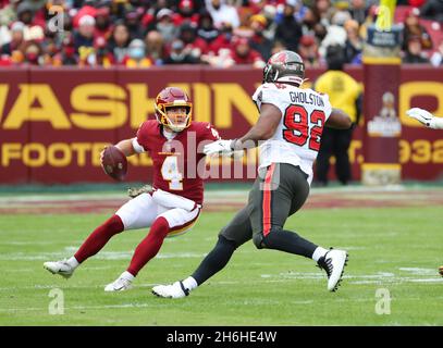 14 novembre 2021 ; Landover, MD USA ; le quarterback de l'équipe de football de Washington Taylor Heinicke (4) tente d'éviter la ruée des Tampa Bay Buccaneers pendant un Banque D'Images