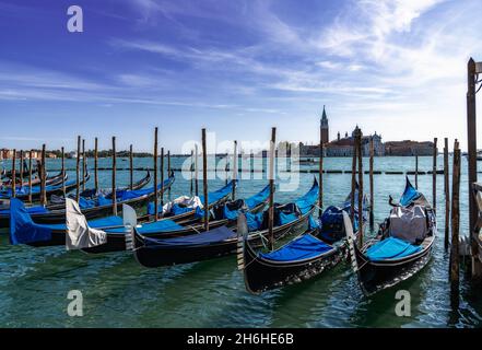 Venise, Italie - 15 octobre 2021 : gondoles amarrées et attachées sur les canaux de Venise Banque D'Images