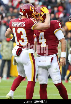 14 novembre 2021 ; Landover, MD USA ; le quarterback de l'équipe de football de Washington Taylor Heinicke (4) célèbre avec le grand receveur Adam Humphries (13) dans la 4e Banque D'Images