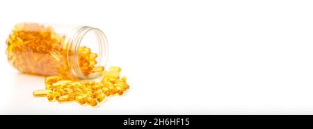 Isolat de l'huile de poisson dans des capsules de gélatine.Vitamines Omega en pilules dorées sur un fond blanc de bannière.Médecine, pharmacie, médicaments et huiles de multivitamines concept.Photo de haute qualité Banque D'Images