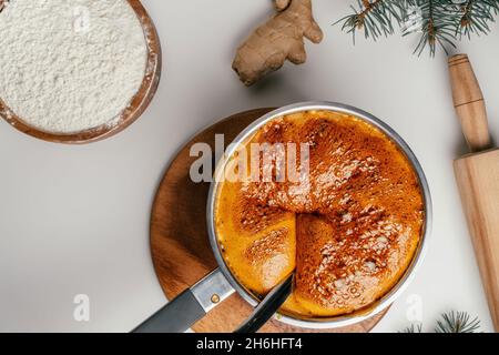 Didacticiel étape par étape sur la cuisson des biscuits de pain d'épice de Noël.Étape 6 : retirer du feu et ajouter le beurre et l'œuf.Vue de dessus Banque D'Images