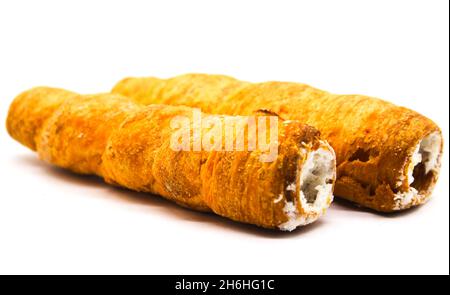 Puff Cream Rolls sur fond blanc avec une mise au point sélective Banque D'Images