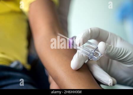 Le pédiatre prend le sang d'un patient enfant. Concept de coronavirus de test d'anticorps pour les soins de santé Banque D'Images