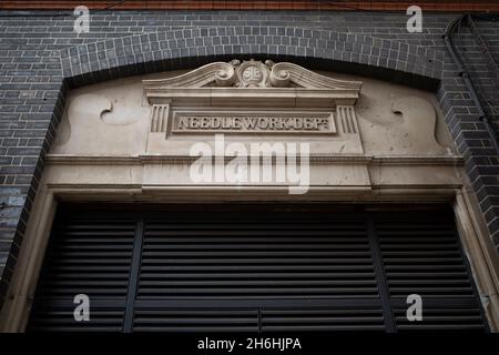 Clerkenwell Close, Clerkenwell, Londres, porte d'entrée de l'ancienne installation de stockage de la London School Board, aujourd'hui des ateliers et des unités d'entreprise de Clerkenwell Banque D'Images