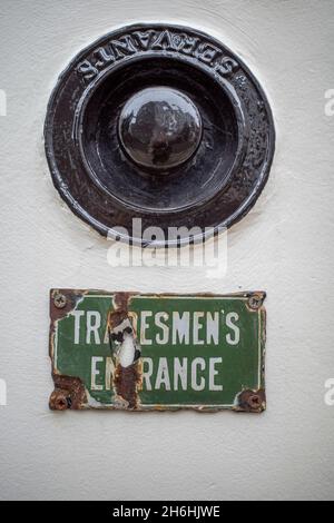 Le groom victorien a étiqueté Servants avec un panneau indiquant Maren's Entrance sur un manoir victorien à Hampstead, Londres, Angleterre. Banque D'Images