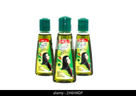 Noida , Uttar Pradesh , Inde - octobre 18 2021, bouteille d'huile de cheveux , Une image de la bouteille d'huile de cheveux sur fond blanc avec un accent sélectif dans Noida Banque D'Images