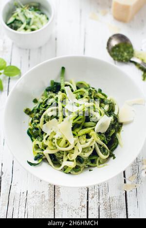 Zoodles au carb avec pesto au basilic Banque D'Images