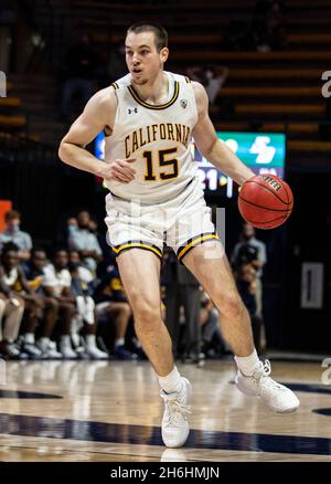 Hass Pavilion Berkeley Calif, États-Unis.15 novembre 2021.CA U.S.A. California forward Grant Anticevich (15) va à la canopée pendant le match de basketball masculin NCAA entre San Diego Toreros et les California Golden Bears.La Californie a gagné 75-70 au Hass Pavilion Berkeley Californie Thurman James/CSM/Alay Live News Banque D'Images