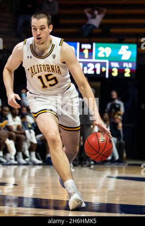 Hass Pavilion Berkeley Calif, États-Unis.15 novembre 2021.CA U.S.A. California forward Grant Anticevich (15) va à la canopée pendant le match de basketball masculin NCAA entre San Diego Toreros et les California Golden Bears.La Californie a gagné 75-70 au Hass Pavilion Berkeley Californie Thurman James/CSM/Alay Live News Banque D'Images