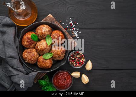 Boulettes de viande avec sauce, épices et dans une poêle.Vue de dessus, espace de copie. Banque D'Images