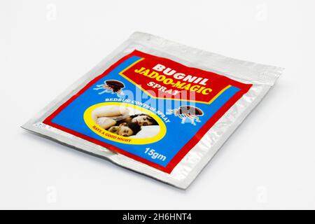 Noida , Sutter pardesh , Inde - octobre 18 2021 , spray de punaises de lit , Une image de spray de punaises de lit sur fond blanc avec un focus sélectif dans noida octobre 1 Banque D'Images