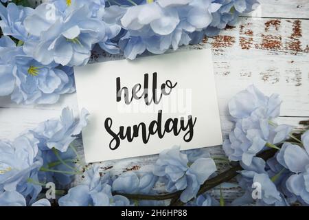 Carte Hello Sunday avec fleur en fleurs sur fond en bois Banque D'Images