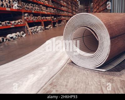 Linoléum.Un rouleau de linoléum est dans l'entrepôt de plancher. Banque D'Images