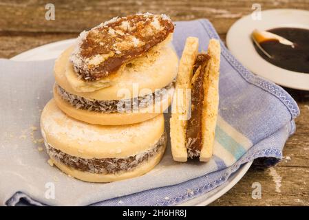 Alfajores délicieux traditionnel argentin, de sauce caramel Banque D'Images