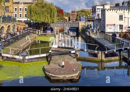 Le soleil d'automne baigne le canalside et l'écluse de Camden sur le canal Regent's à Camden, dans le nord de Londres. Banque D'Images