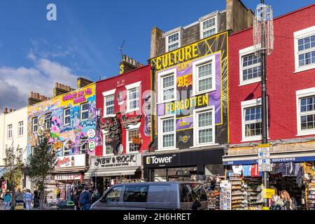 Boutiques décorées en couleurs le long de Camden High Street, Camden Town, nord de Londres, angleterre. Banque D'Images