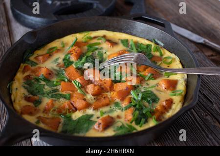 Repas de fitness riche en protéines.Omelette aux patates douces et aux épinards. Banque D'Images