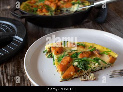 Repas de remise en forme pour le petit déjeuner, le déjeuner ou le dîner avec une frittata cuite avec des épinards et des patates douces Banque D'Images