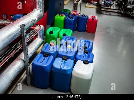 Fûts avec produits chimiques dans un entrepôt de produits chimiques, conteneurs colorés Banque D'Images