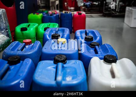 Fûts avec produits chimiques dans un entrepôt de produits chimiques, conteneurs colorés Banque D'Images