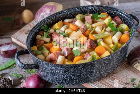 Ragoût de viande et de légumes mélangés pour l'automne et l'hiver servi isolé sur une table en bois d'en haut. Banque D'Images